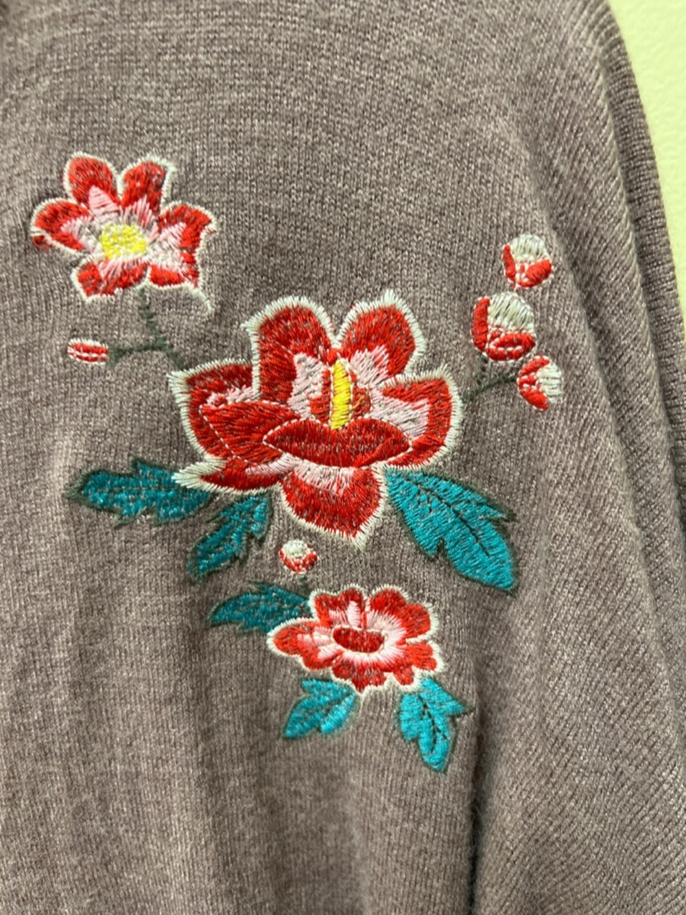 UMGEE nwt Gray Floral Embroidered Women’s Sweater - Red & Teal Accent